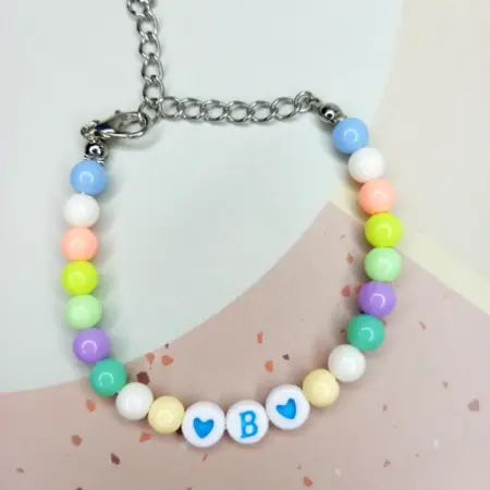 Детский браслет с буквой В. Мастерская браслетов