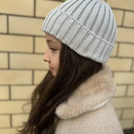 Шапка вязаная короткая лапша с отворотом детская. Mali Brand