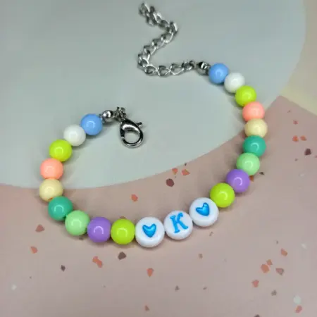 Браслет для девочки с буквой К. Мастерская браслетов