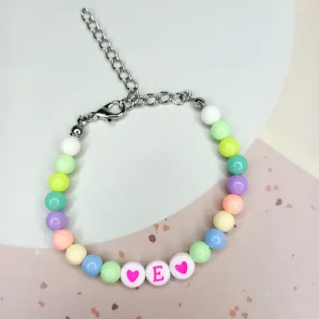 Детский браслет с буквой Е. Мастерская браслетов