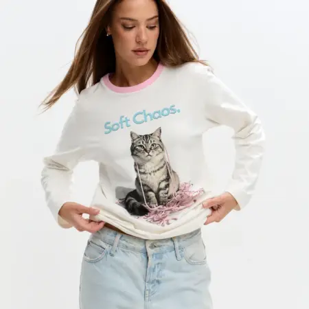 Оверсайз лонгслив с длинным рукавом и принтом базового кроя. TIM&JOY