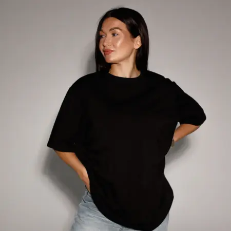 Базовая черная футболка плотная оверсайз 2026. OLGAGAIZ