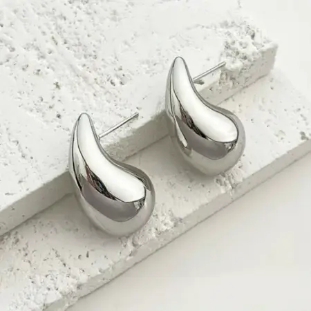 Серьги капли серебристые оригинальные гвоздики тренд 2026. 404 Style