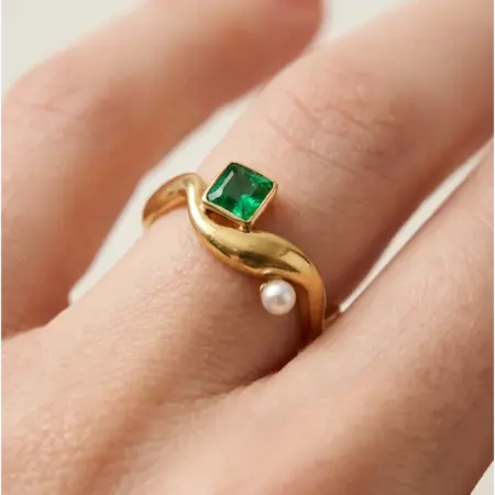 Кольцо с жемчугом и зеленым кристаллом бижутерия. TOUCHÉ