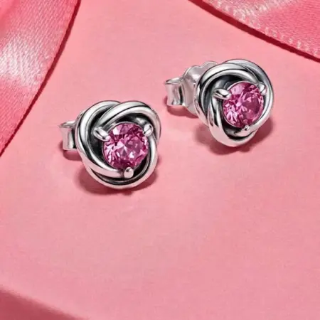 Серьги пуссеты с розовым камнем. Официальный магазин Pandora Live