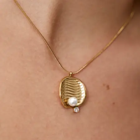 Подвеска на шею на цепочке с жемчугом и стразой. TOUCHÉ