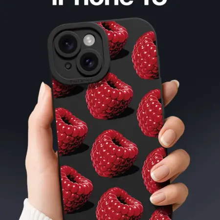 Чехол на iPhone 15 с малиной. SCDesign