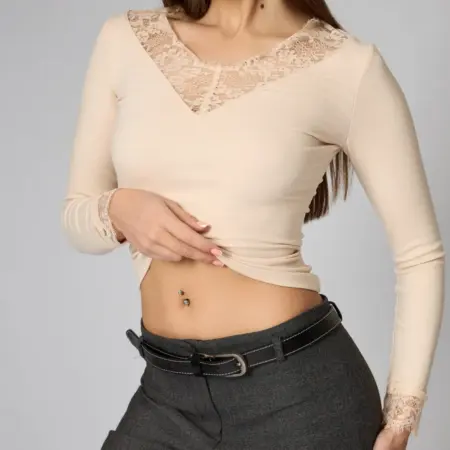 Лонгслив с кружевом облегающий. Большой Стиль