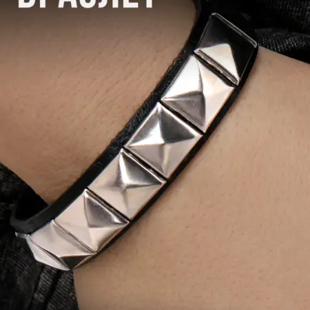 Браслет кожаный с заклепками. Flevo