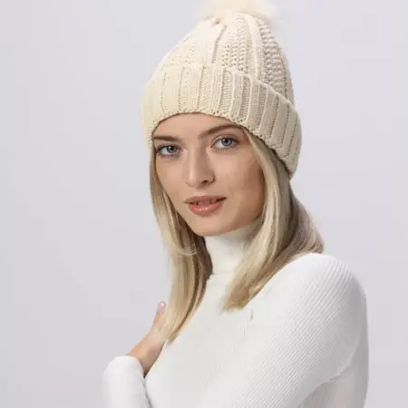 шапка с помпоном зимняя. Набиев