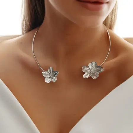 Жесткое колье на шею с цветами. ODE_CONCEPT