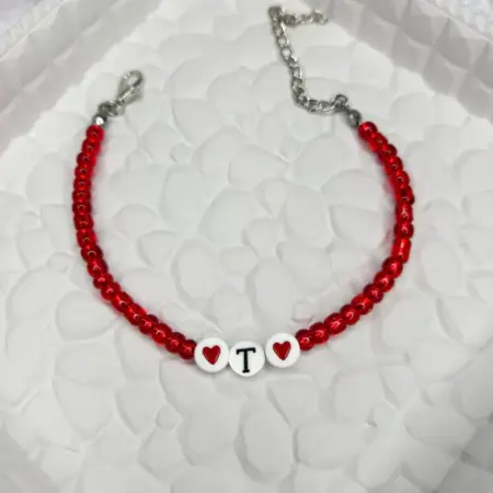 Браслет из бисера с буквой Т. Мастерская браслетов