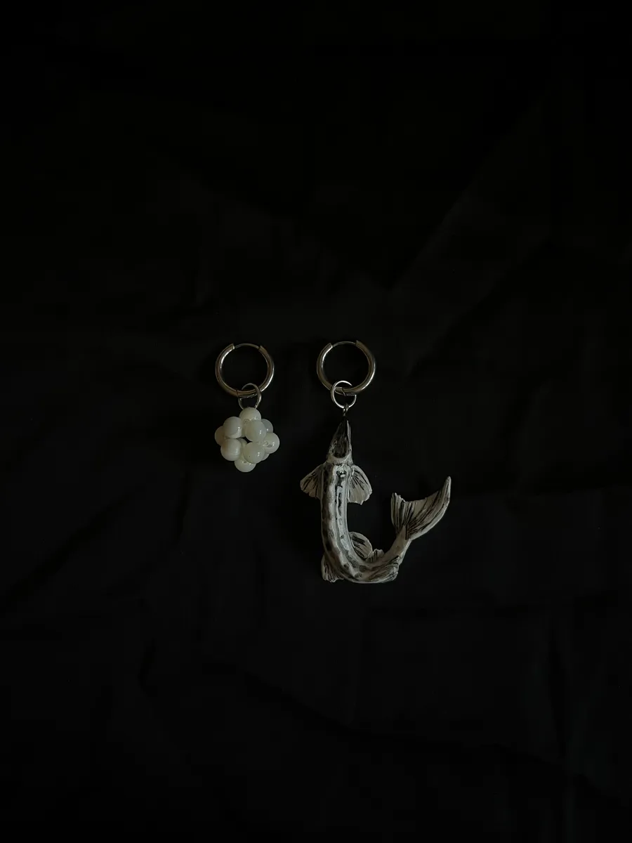 Серьги конго с натуральным перламутром и подвеской рыбой. ZIMA