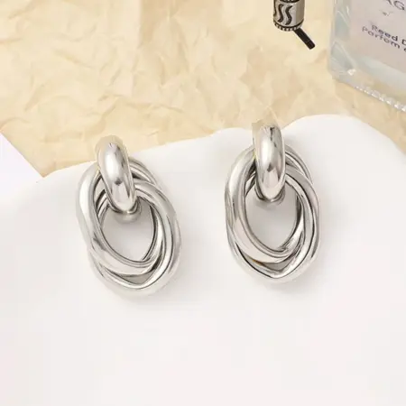 Серьги крупные кольца узелки серебристые тренд 2025. 404 Style