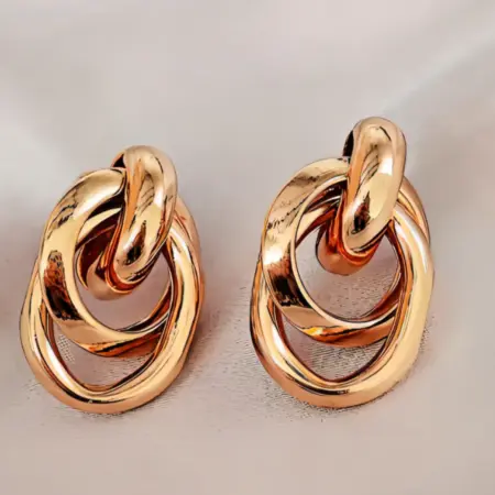 Серьги крупные кольца узелки золотистые old money 2026. 404 Style