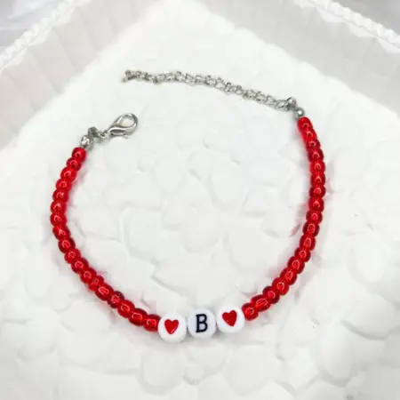 Браслет из бисера с буквой В. Мастерская браслетов