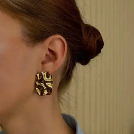Серьги золотистые рельефные тренд 2025 сталь. Бренд украшений SL/СЛ