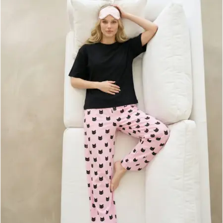 Пижама с принтом кошек и брюками. ТВОЕ